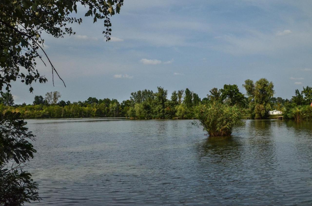 Antal-Tavi Fogado Es Horgaszparadicsom Szentes Buitenkant foto