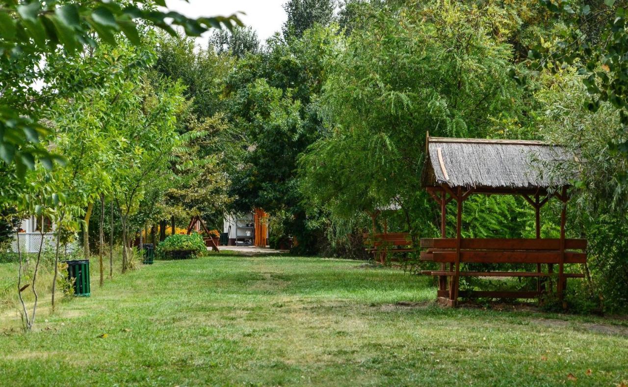 Antal-Tavi Fogado Es Horgaszparadicsom Szentes Buitenkant foto