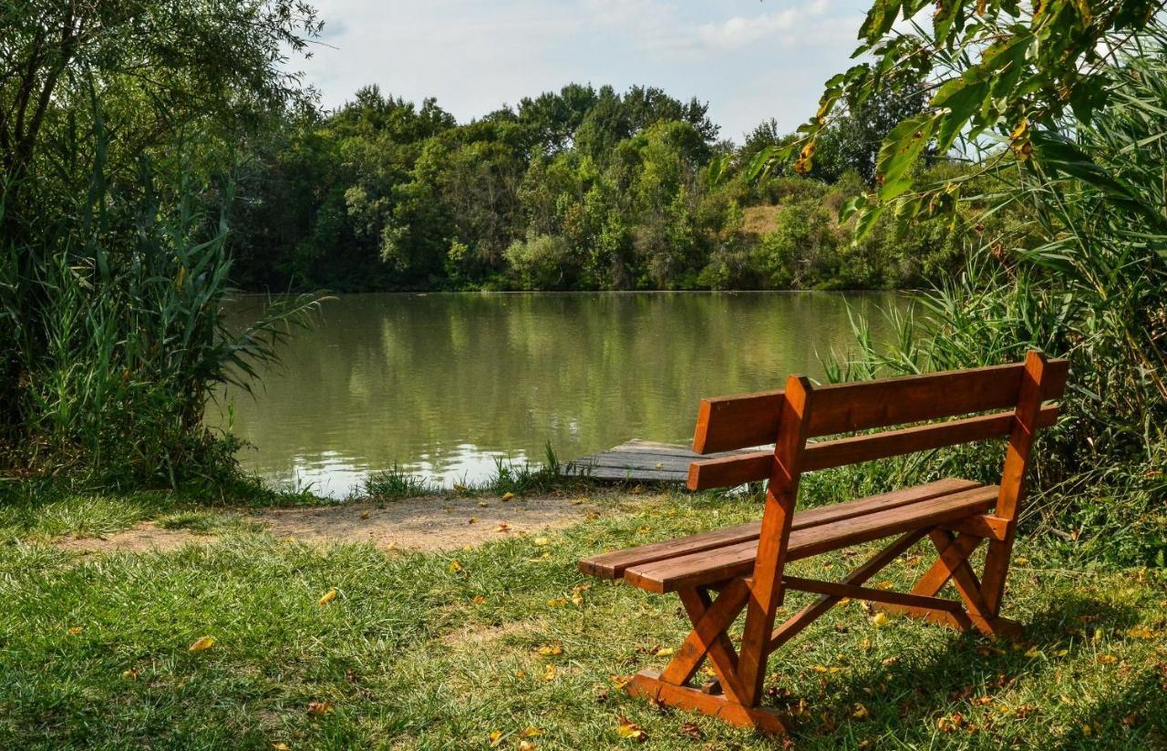 Antal-Tavi Fogado Es Horgaszparadicsom Szentes Buitenkant foto